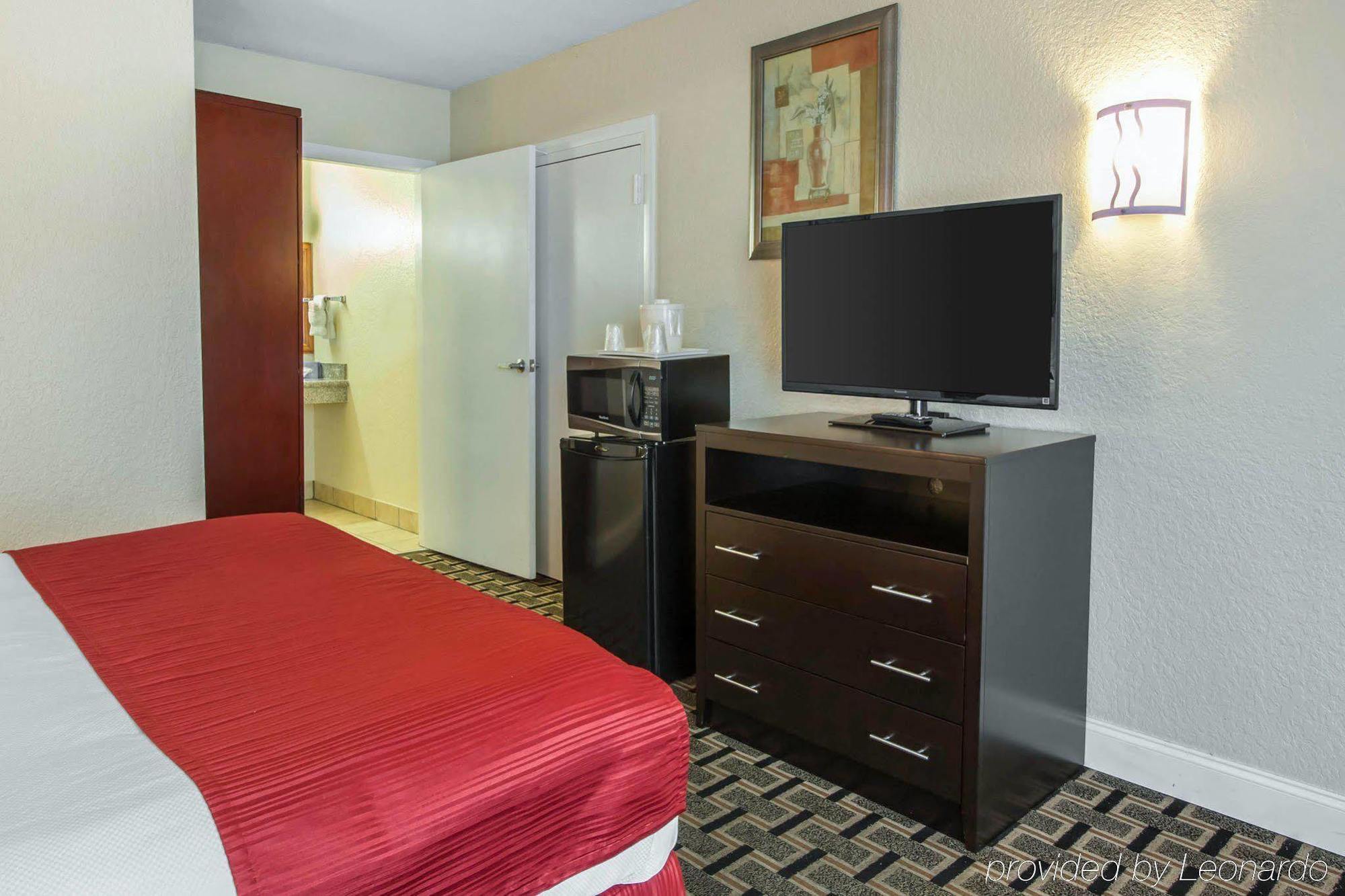Quality Inn & Conference Center Тампа Экстерьер фото